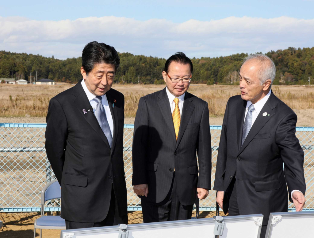 福島県双葉町で安倍首相と意見交換を行いました 大林道路株式会社 福島県双葉町で安倍首相と意見交換を行いました 大林道路株式会社